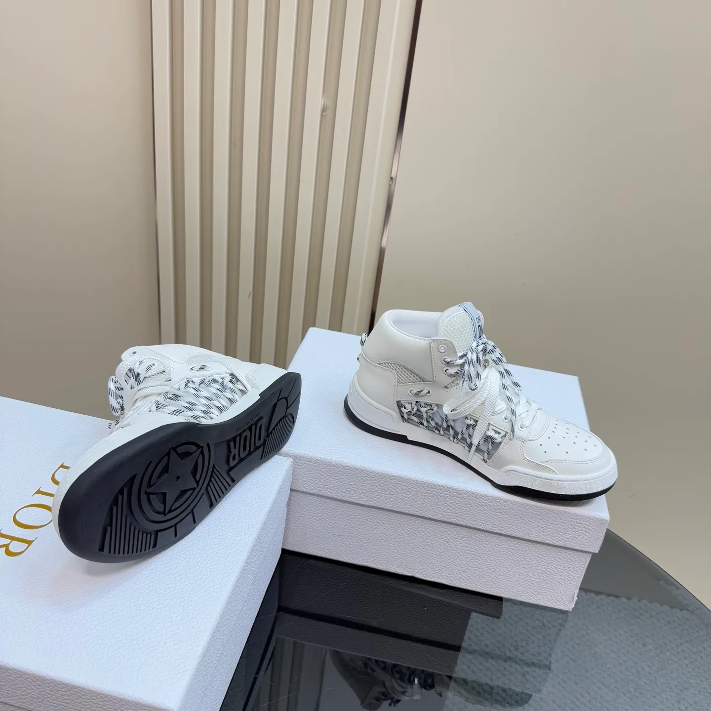 👟👟Ex-factory price 580👟👟 New in the 2025 series, this Dior, C'est sneaker shows eye-catching and fashionable style. Carefully crafted, the hollow design on the side of the upper is super fashionable, and the details also add a touch of elegance. The lightweight two-tone sole offers exceptional comfort and sporty style. Can add a stylish touch to any casual look. The tongue and sole are decorated with Christian Paris logo, and Niu Jing is designed with cowhide leather. Women's size 35-40 (customized to 40)